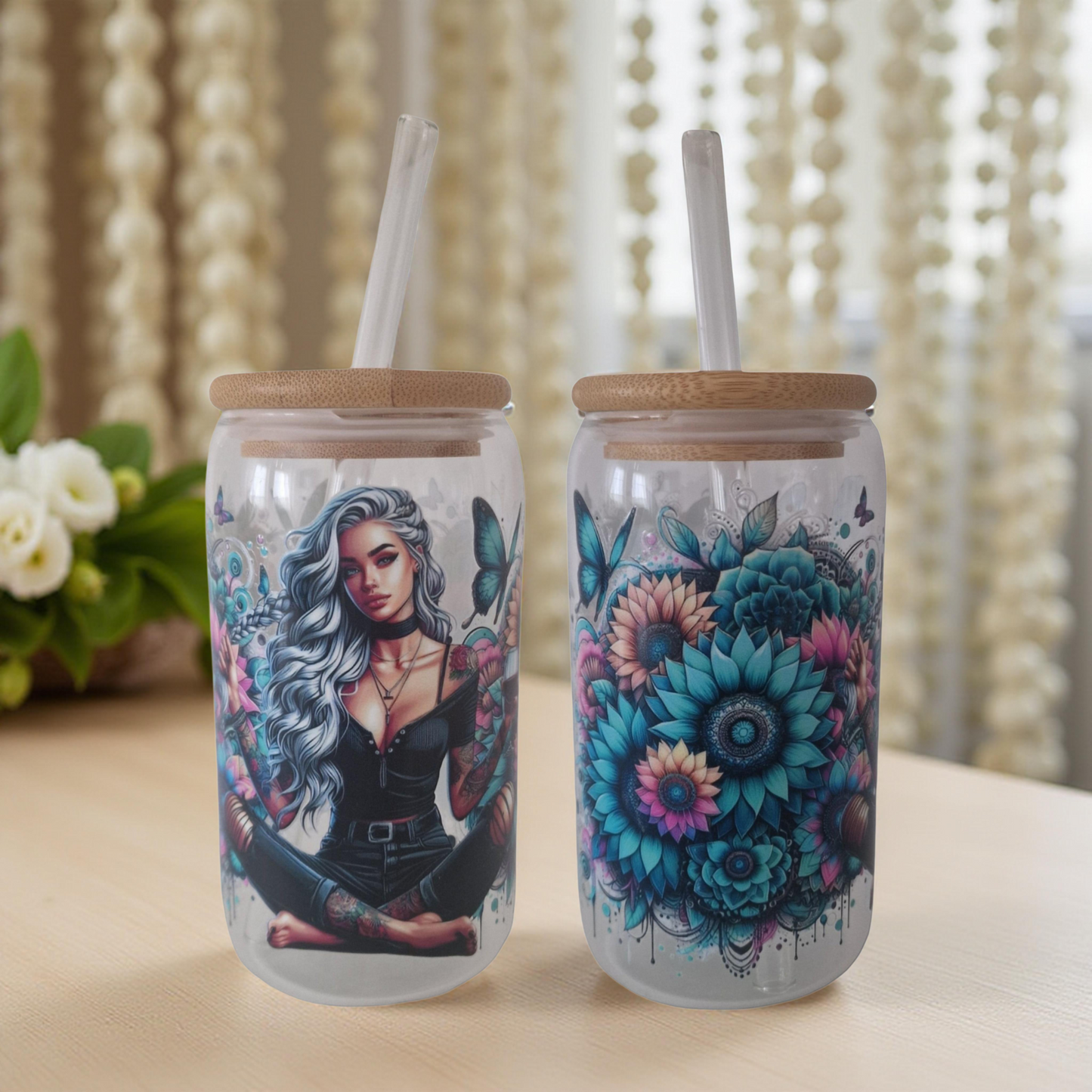 Trinkglas mit Tattoo Girl Motiv