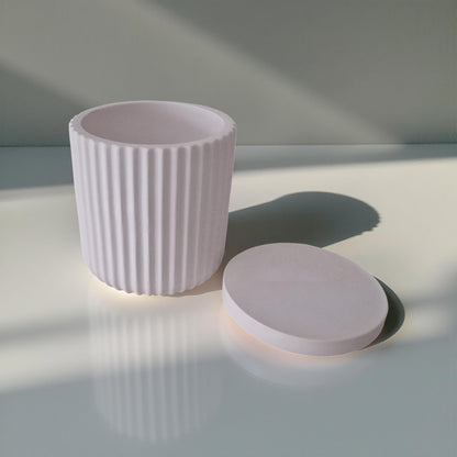 Dekoschale mit Rillen aus Raysin